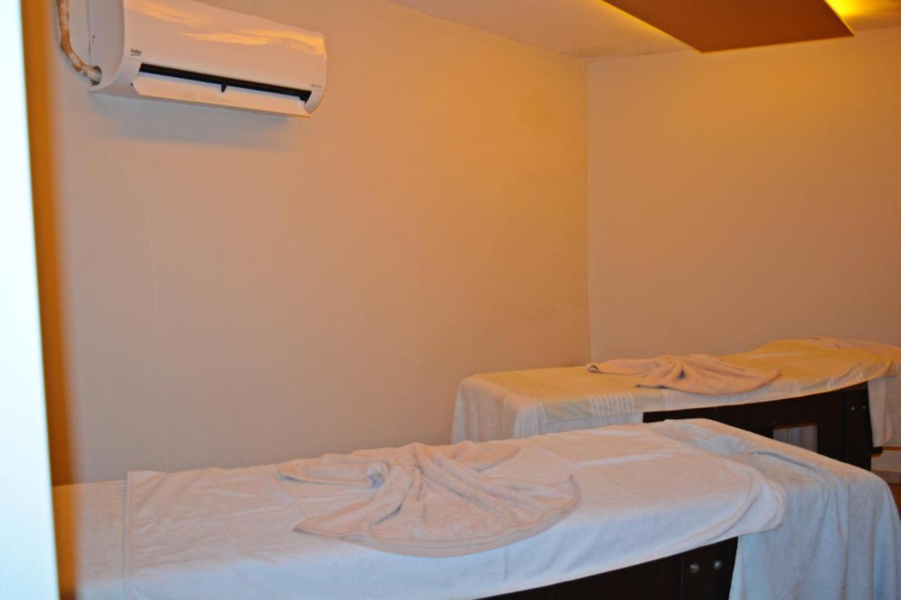 Clover Magic Park Side Hotel Bagian luar foto