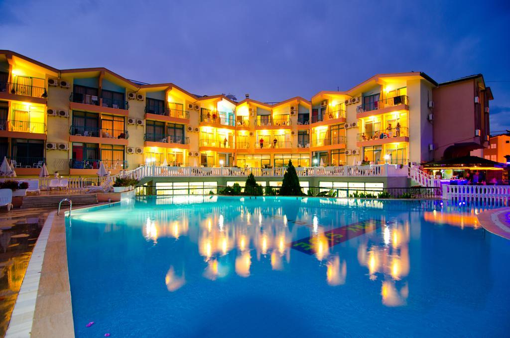 Clover Magic Park Side Hotel Bagian luar foto